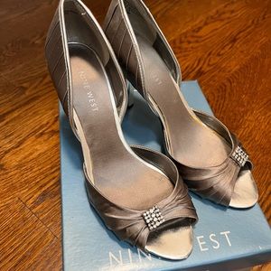 Beautiful Nine West gray silver heels /with silver heel.